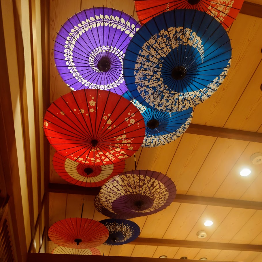 奈良屋の食事処の天井には、色とりどりの傘が飾られている。